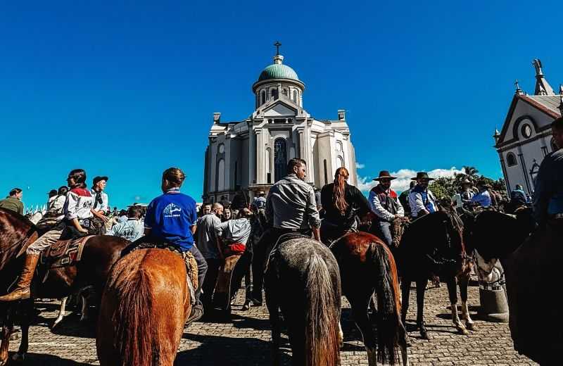 Foto de capa da notícia Tradição e Fé: Cavalgada e Carros Antigos abrem caminho para a 146ª Romaria de Caravaggio