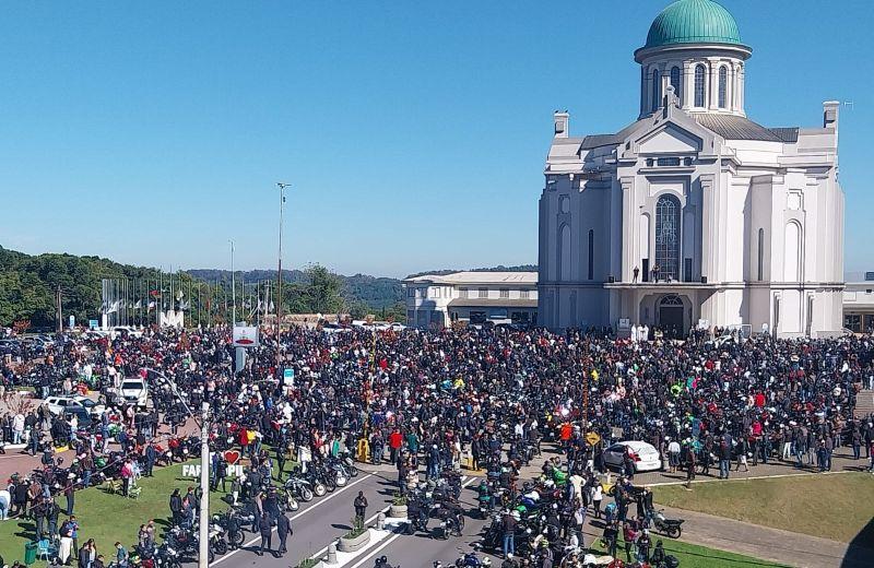 Foto de capa da notícia 47ª Romaria dos Motociclistas reúne multidão no Santuário de Caravaggio