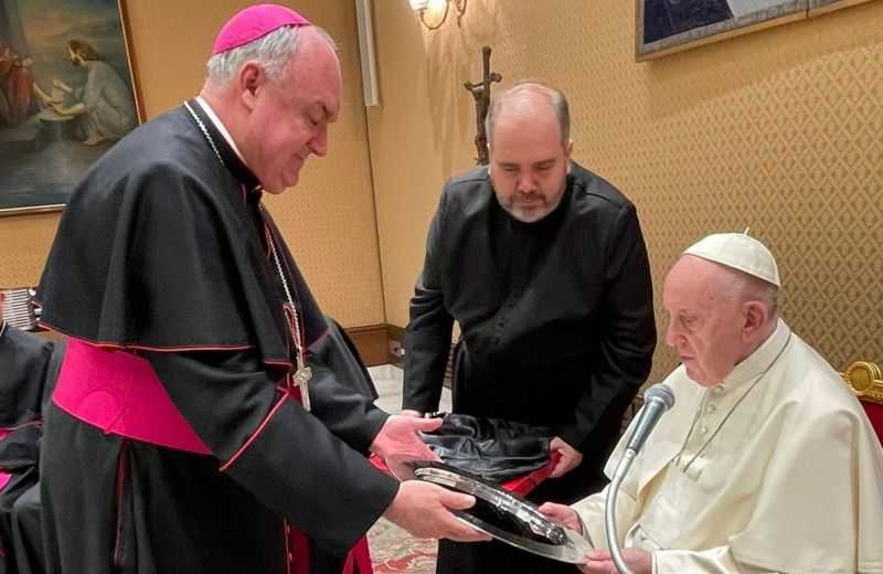 Foto de capa da notícia Das mãos do Bispo da Diocese de Caxias do Sul, dom José Gislon, o Papa recebeu um presente em nome de todo o episcopado gaúcho.