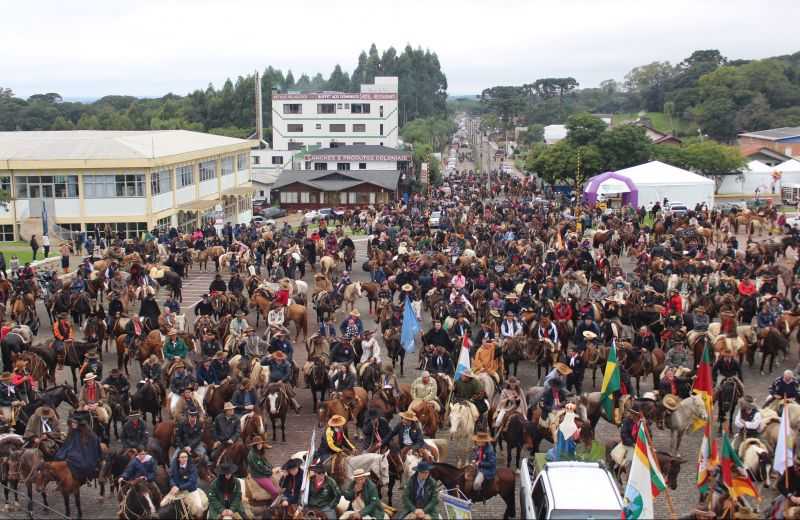 Foto de capa da notícia Cavalgada da Fé reúne  mais de 800 cavalarianos no Santuário de Caravaggio