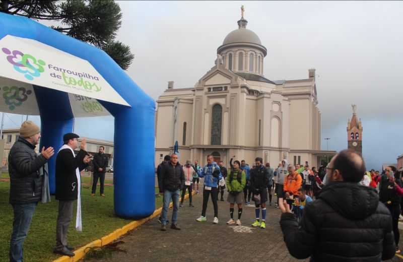 Foto de capa da notícia Ultramaratona Caminhos de Caravaggio tem início com benção do reitor do Santuário de Caravaggio, padre Ricardo Fontana