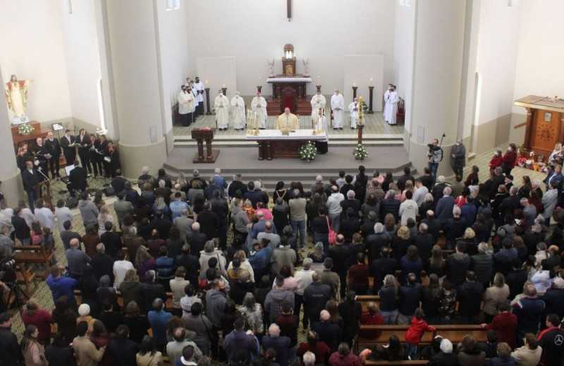 Foto de capa da notícia Milhares de fiéis celebram o domingo da Ascensão do Senhor e o último dia da 143ª Romaria de Caravaggio