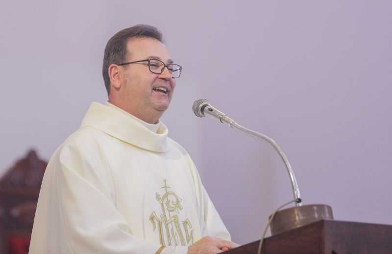 Foto de capa da notícia Padre Ricardo Fontana exalta Nossa Senhora em missa de renovação de promessas sacerdotais