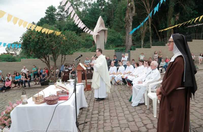 Foto de capa da notícia Mosteiro das Irmãs Clarissas Capuchinhas apresenta nova imagem de São José em celebração solene