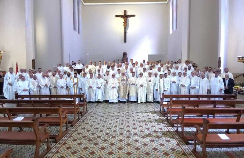 Foto de capa da notícia Padres que atuam na Diocese de Caxias do Sul renovam promessas sacerdotais em Missa do Crisma, na Quinta-feira Santa, em Caravaggio