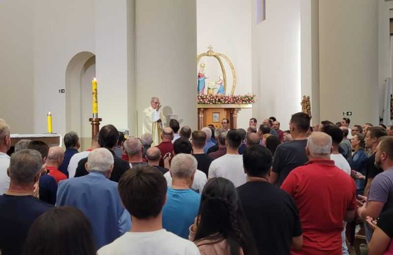 Foto de capa da notícia 17ª Romaria dos Caminhoneiros atrai centenas de devotos ao Santuário de Caravaggio